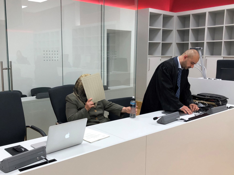 Die 69-jährige Angeklagte aus Ibbenbüren sitzt neben ihrem Anwalt im Gerichtssaal. Zu Beginn des Prozesses legte die Frau ein Geständnis ab. - Foto: Frank Christiansen/dpa