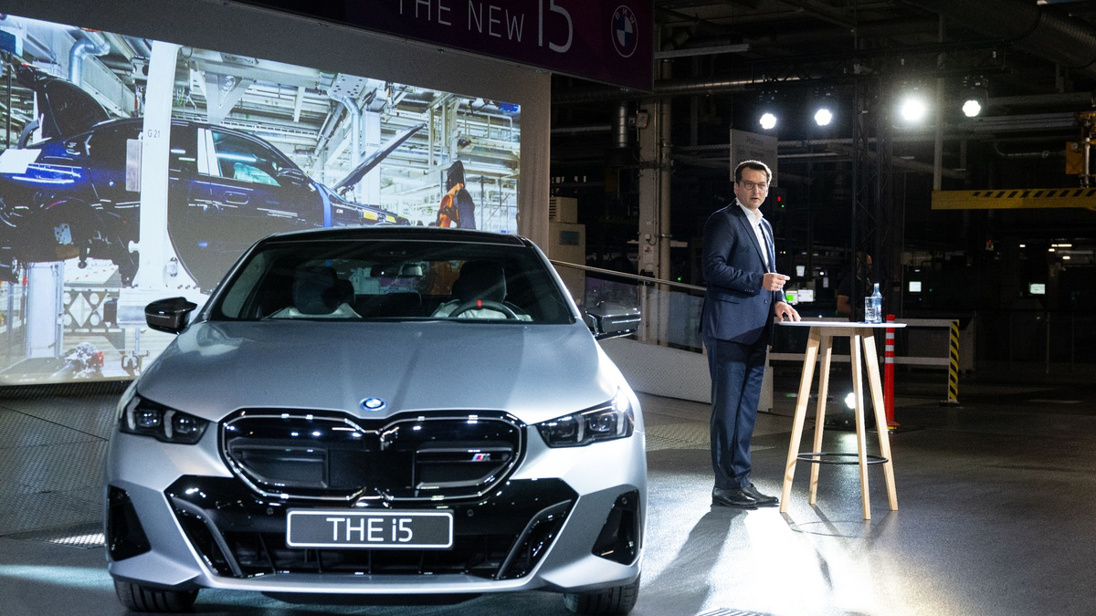 Produktionsstart des vollelektrischen BMW i5 in Dingolfing, rechts  Produktionsvorstand Milan Nedeljkovic. - Foto: Sven Hoppe/dpa