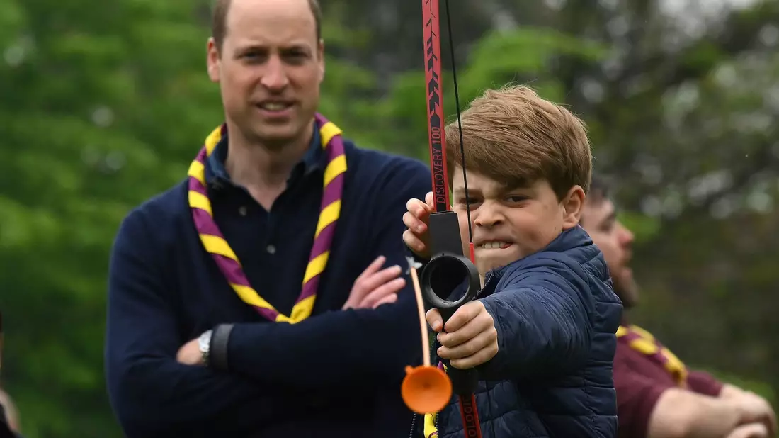 Prinz George versucht sich neben seinem Vater Prinz William im Bogenschießen. - Bild: DANIEL LEAL/POOL AFP/AP/dpa