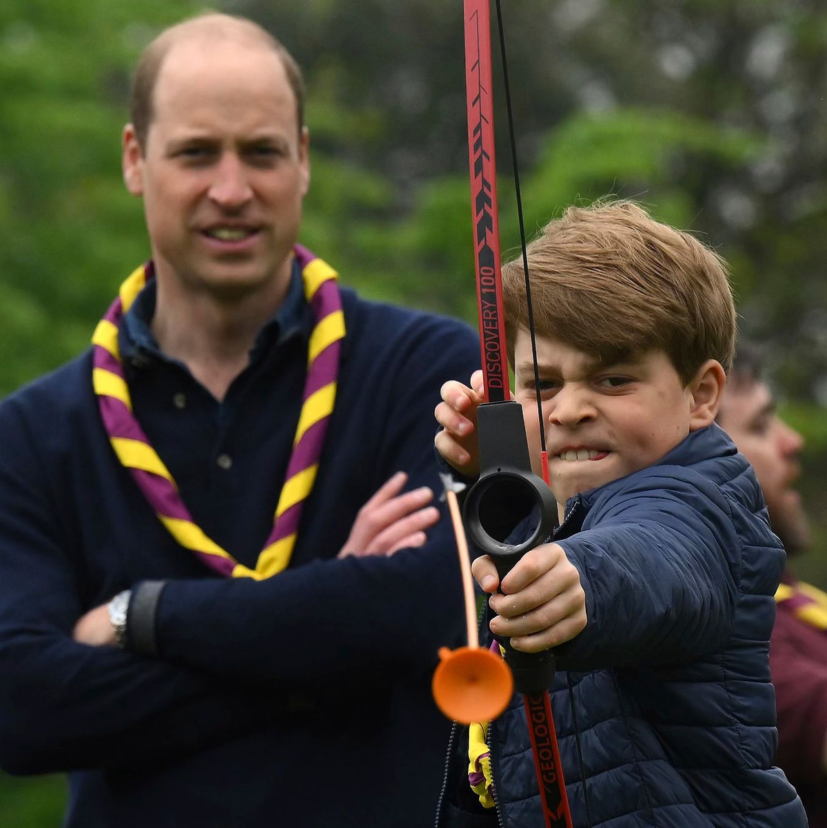 Prinz George versucht sich neben seinem Vater Prinz William im Bogenschießen. - Foto: DANIEL LEAL/POOL AFP/AP/dpa