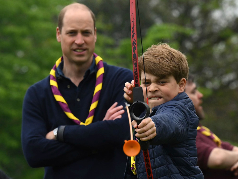 Prinz George versucht sich neben seinem Vater Prinz William im Bogenschießen. - Foto: DANIEL LEAL/POOL AFP/AP/dpa
