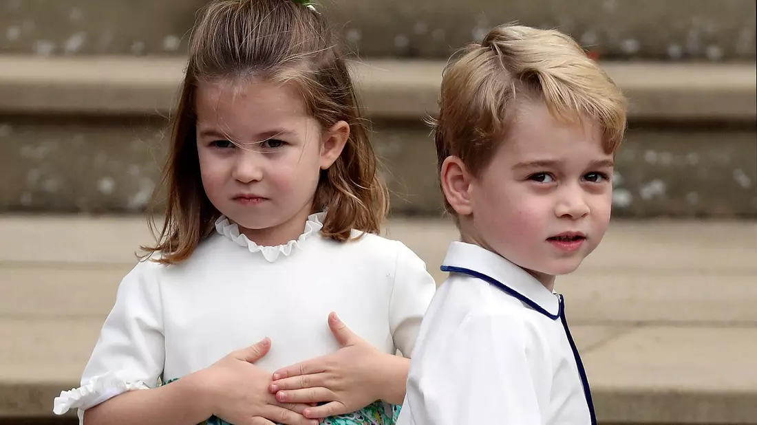 Prinzessin Charlotte und Prinz George 2018 am Schloss Windsor. - Bild: Steve Parsons/PA Wire/dpa