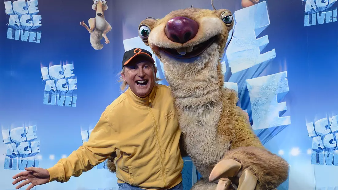 Otto Waalkes neben dem Maskottchen Sid bei der Show Ice Age live! - Ein mammutiges Abenteuer 2013. - Bild: Britta Pedersen/dpa-Zentralbild/dpa