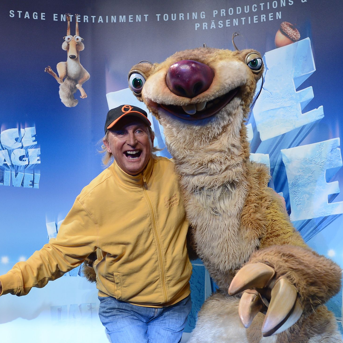 Otto Waalkes neben dem Maskottchen 