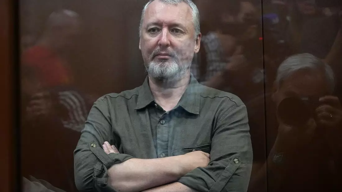 Igor Girkin im Glaskäfig eines Gerichtssaals des Moskauer Bezirksgerichts Meschtschanski. Der Kreml verschärft die Gangart gegen interne Kritiker. - Bild: Alexander Zemlianichenko/POOL AP/dpa