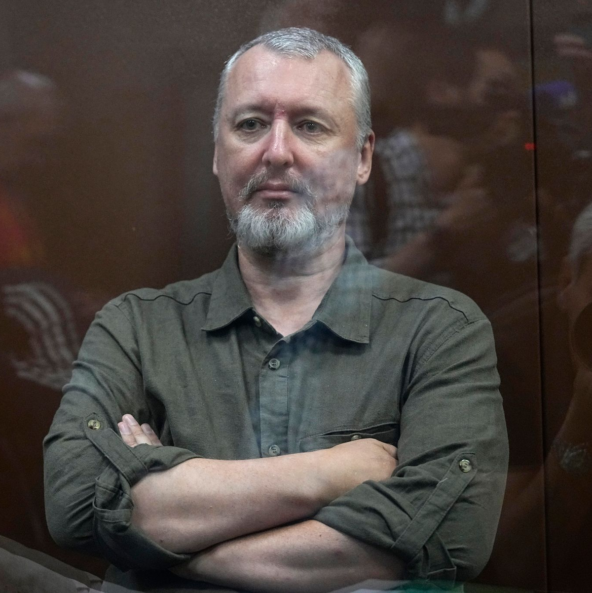 Igor Girkin im Glaskäfig eines Gerichtssaals des Moskauer Bezirksgerichts Meschtschanski. Der Kreml verschärft die Gangart gegen interne Kritiker. - Foto: Alexander Zemlianichenko/POOL AP/dpa