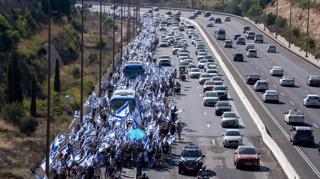 Demonstranten marschieren auf einer Autobahn in Richtung Jerusalem, um gegen die umstrittene Justizreform zu protestieren. - Bild: Ohad Zwigenberg/AP/dpa