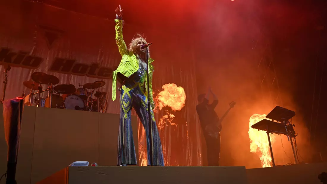 Der Sänger Bill Kaulitz tritt mit seiner Band «Tokio Hotel» beim Deichbrand Festival auf. - Bild: Lars Penning/dpa