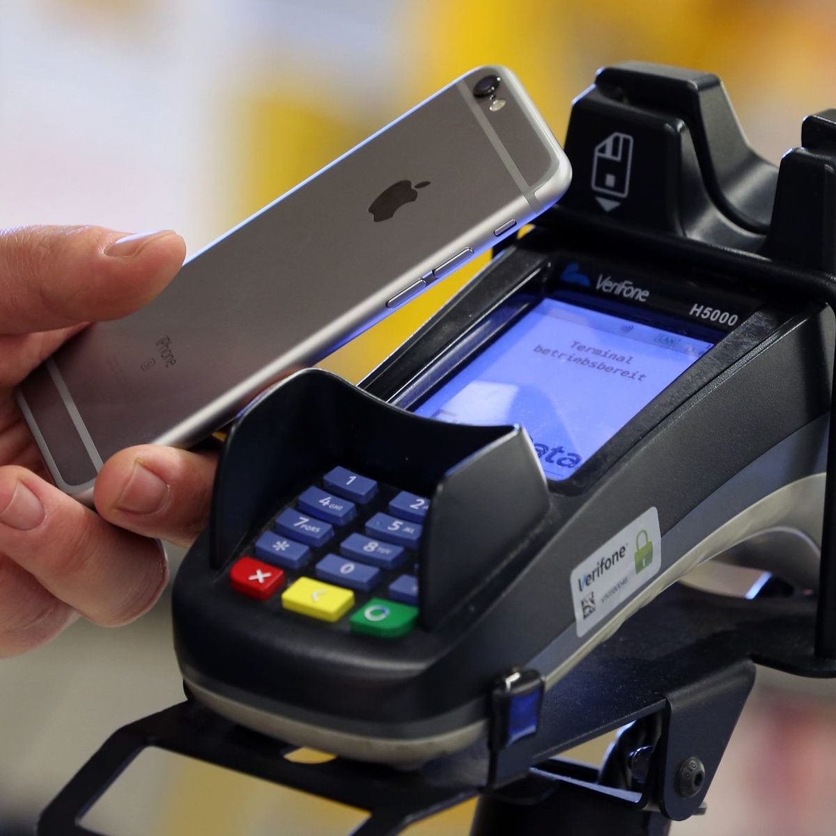 Das Zahlen per Smartphone breitet sich aus, gerade bei Jüngeren (Symbolfoto) - Foto: Karl-Josef Hildenbrand/dpa