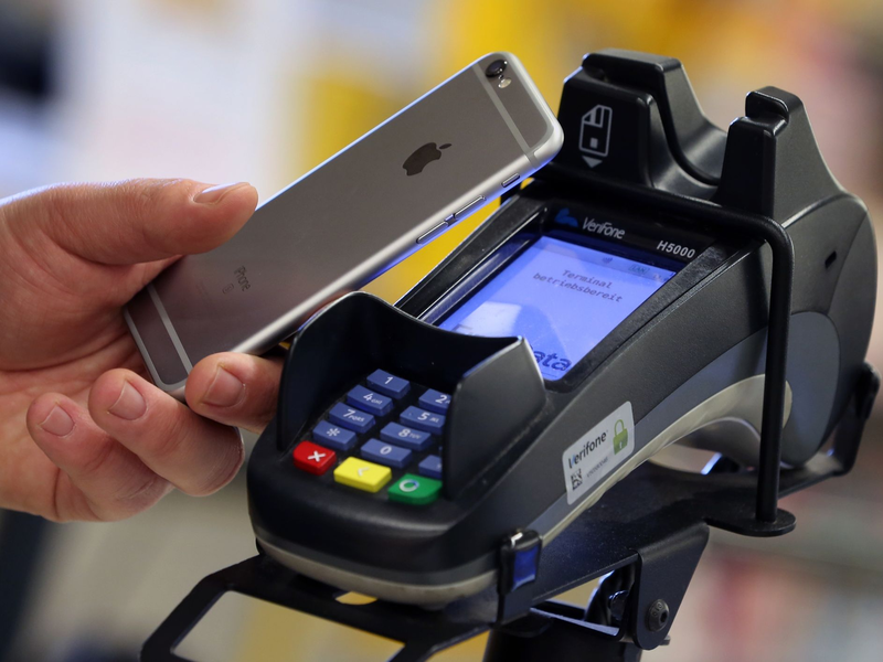 Smartphone oder Karte statt Schein und Münze: Viele bevorzugen bargeldlose Bezahlmethoden (Symbolbild) - Foto: Karl-Josef Hildenbrand/dpa