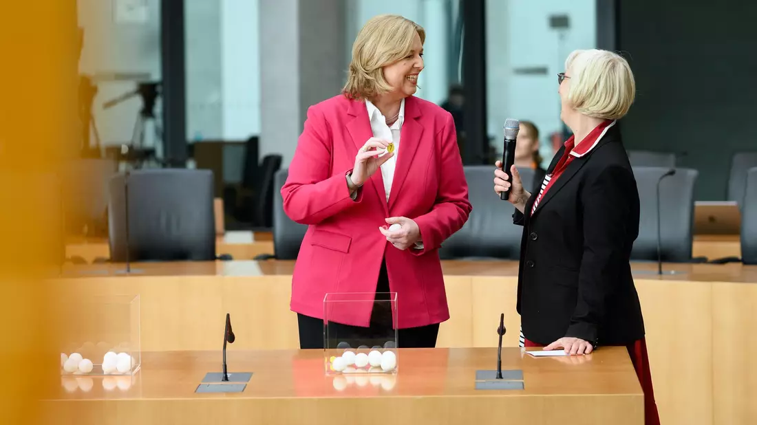 Bundestagspräsidentin Bärbel Bas (l, SPD) zieht zusammen mit Christine von Blanckenburg vom Nexus Institut bei der Bürgerlotterie im deutschen Bundestag die Teilnehmenden des ersten Bürgerrates «Ernährung im Wandel». - Bild: Bernd von Jutrczenka/dpa