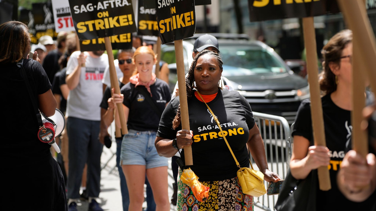 Nach mehr als 60 Jahren streiken Schauspieler und Drehbuchautoren in den USA erstmals wieder gemeinsam. - Foto: Charles Sykes/Invision/AP/dpa