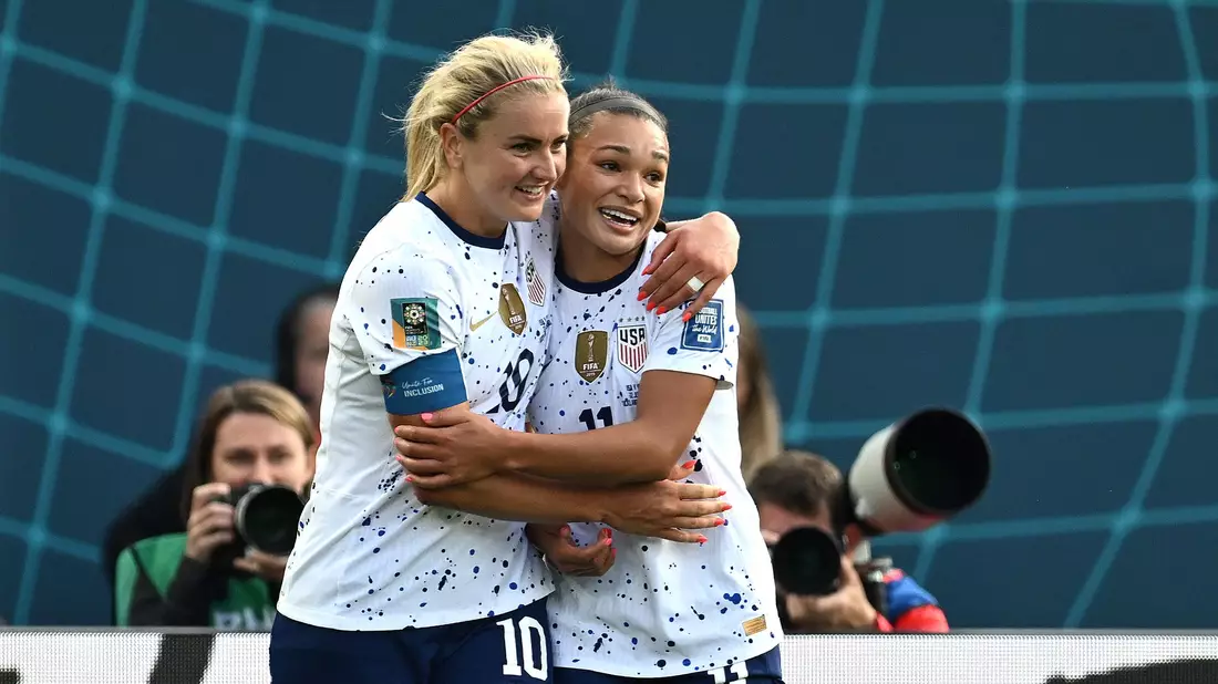 Siegten souverän mit den USA: Lindsey Horan (l) und Sophia Smith. - Bild: Andrew Cornaga/AP/dpa