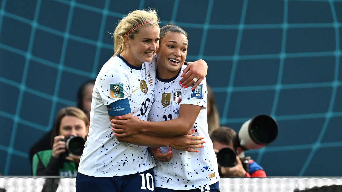 Siegten souverän mit den USA: Lindsey Horan (l) und Sophia Smith. - Foto: Andrew Cornaga/AP/dpa