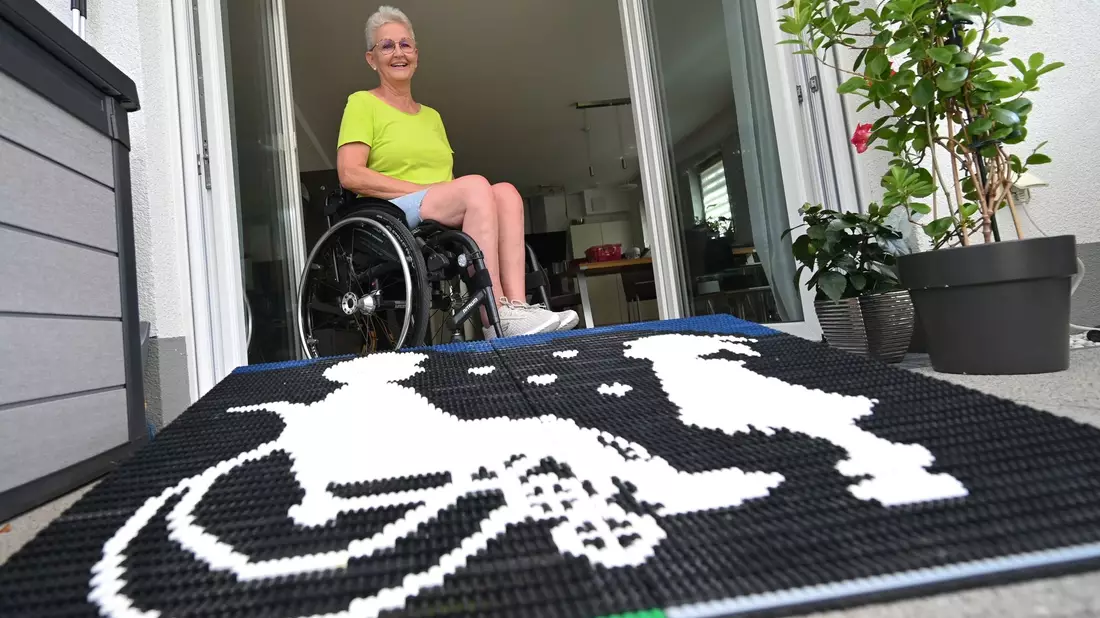 Rita Ebel, bekannt als «Lego-Oma», baut Rampen für Rollstuhl- und Rollatornutzer aus handelsüblichen Legosteinen. - Bild: Arne Dedert/dpa