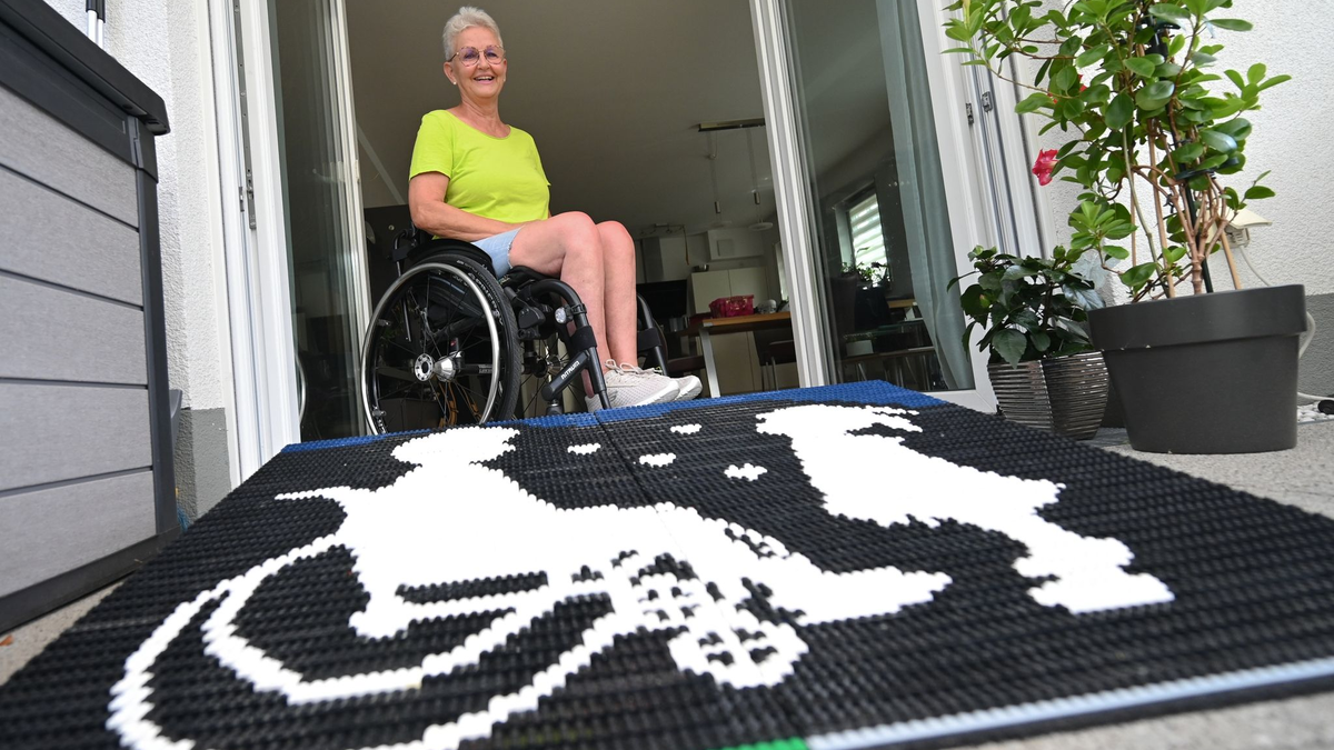 Rita Ebel, bekannt als «Lego-Oma», baut Rampen für Rollstuhl- und Rollatornutzer aus handelsüblichen Legosteinen. - Foto: Arne Dedert/dpa
