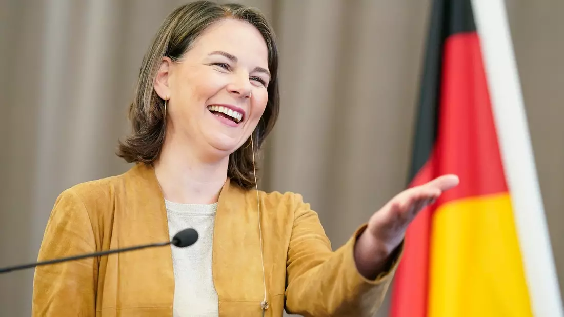Bundesaußenministerin Annalena Baerbock (Bündnis 90/Die Grünen) will es der AfD nicht leicht machen. - Bild: Uwe Anspach/dpa
