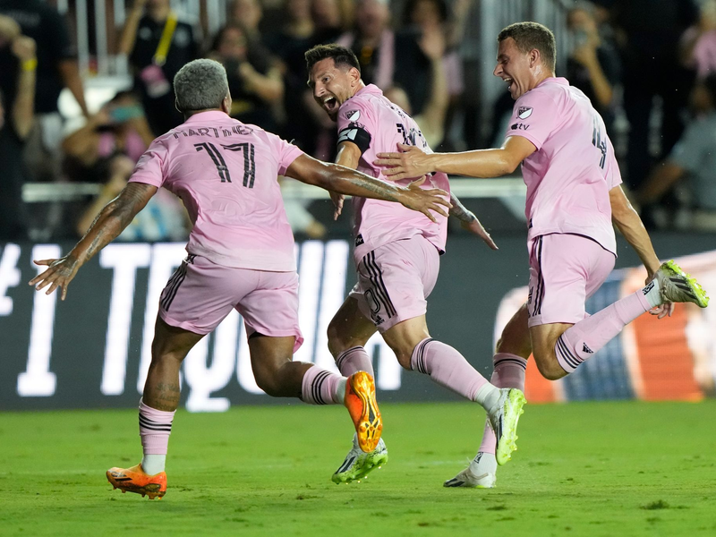 Gefeierter Mann in Miami: Lionel Messi (M). - Foto: Lynne Sladky/AP/dpa