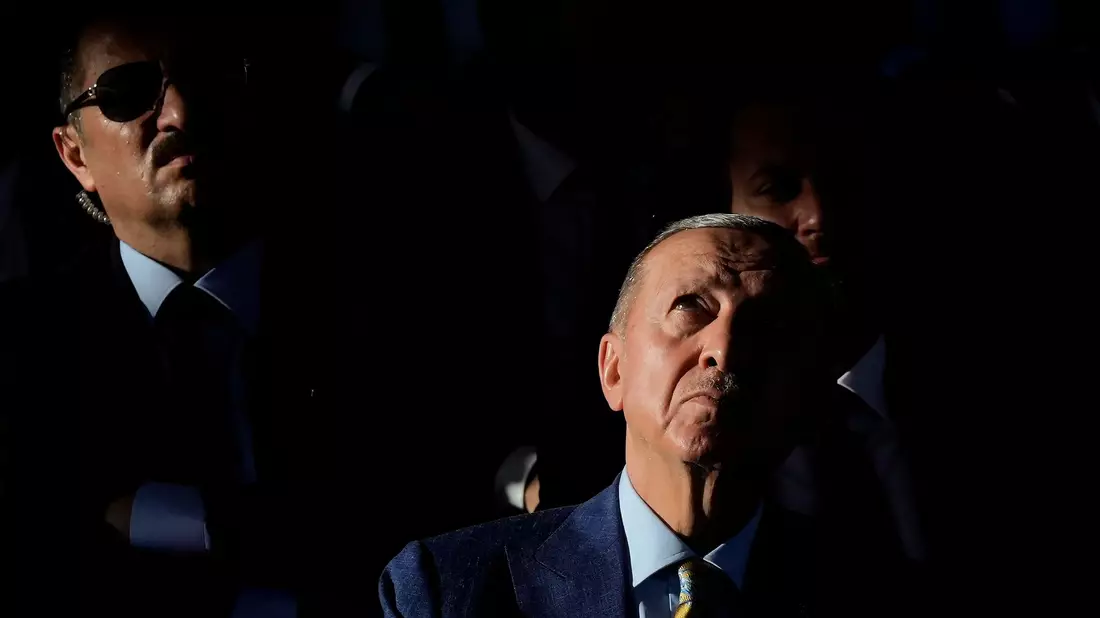 Der türkische Präsident Recep Tayyip Erdogan (r) nutzt den Vertrag von Lausanne, wie es ihm argumentativ beliebt. - Bild: Petros Karadjias/AP/dpa