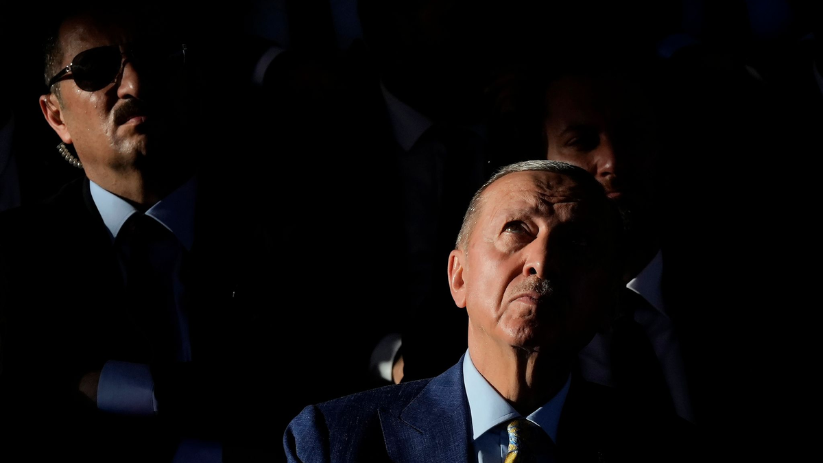 Der türkische Präsident Recep Tayyip Erdogan (r) nutzt den Vertrag von Lausanne, wie es ihm argumentativ beliebt. - Foto: Petros Karadjias/AP/dpa