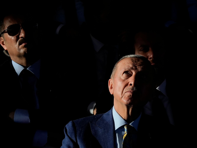 Der türkische Präsident Recep Tayyip Erdogan (r) nutzt den Vertrag von Lausanne, wie es ihm argumentativ beliebt. - Foto: Petros Karadjias/AP/dpa