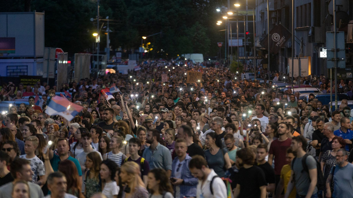 Demonstranten protestieren am 09.06.2023 in Belgrad gegen den Umgang der serbischen Regierung mit den Amokläufen. - Foto: Marko Drobnjakovic/AP/dpa