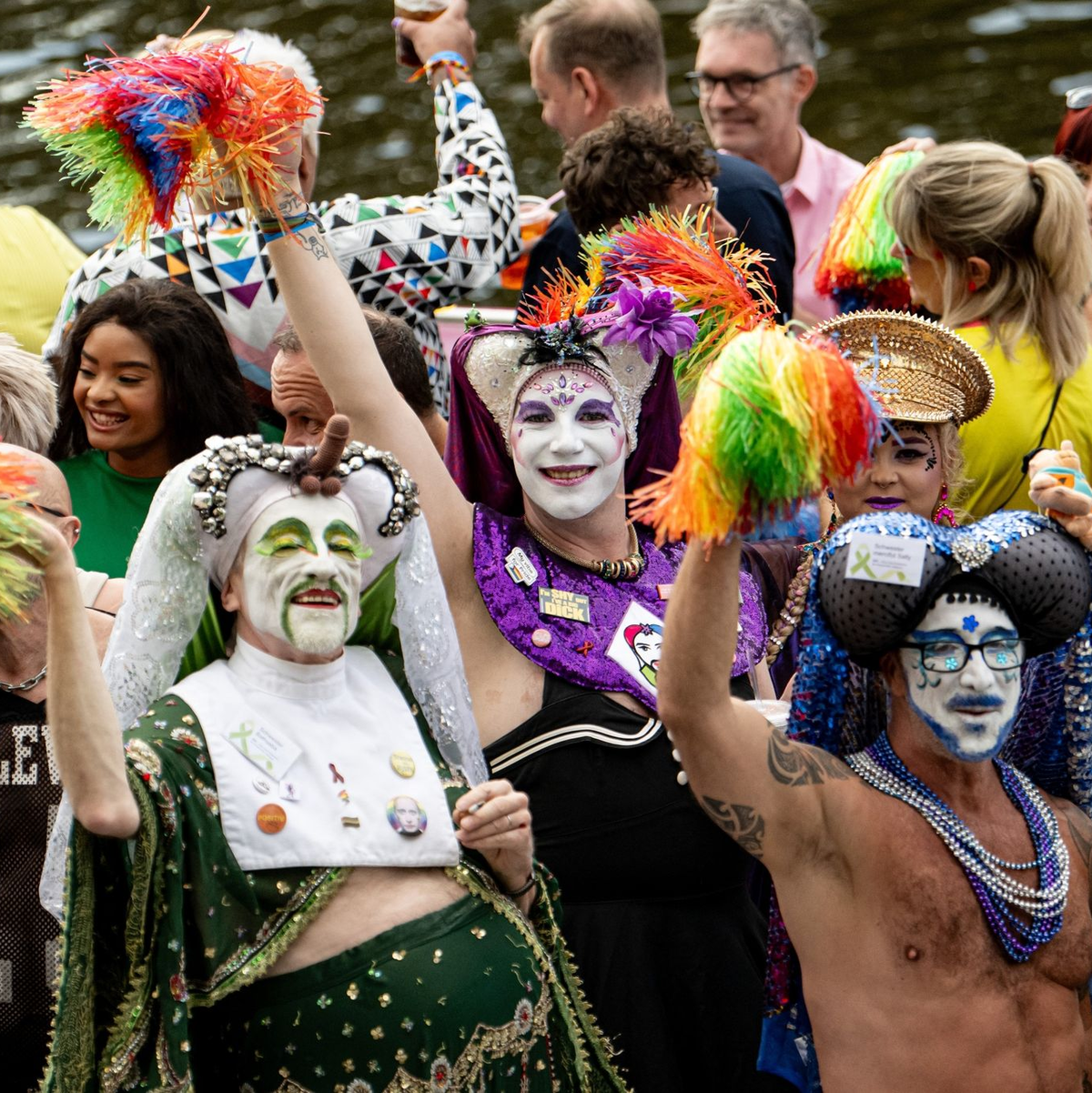 Bereits am Freitag feierten Menschen im Vorfeld des Christopher Street Days auf der Spree für queere Vielfalt auf einem Schiff. - Foto: Fabian Sommer/dpa