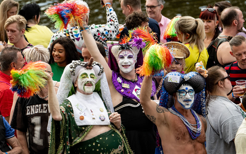 Bereits am Freitag feierten Menschen im Vorfeld des Christopher Street Days auf der Spree für queere Vielfalt auf einem Schiff. - Foto: Fabian Sommer/dpa
