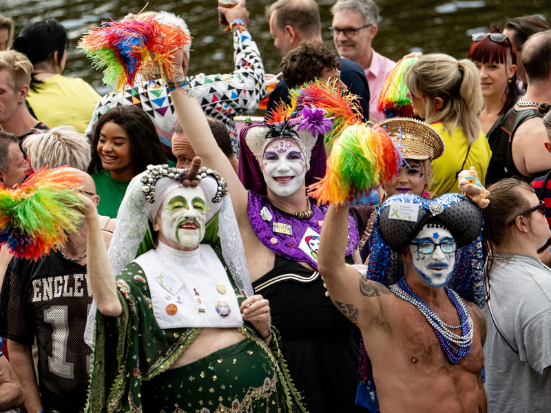 Bereits am Freitag feierten Menschen im Vorfeld des Christopher Street Days auf der Spree für queere Vielfalt auf einem Schiff. - Foto: Fabian Sommer/dpa