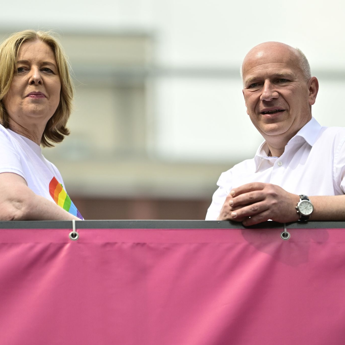 Beide mit von der Partie: Berlins Regierender Kai Wegner (r.) und Bundestagspräsidentin Bärbel Bas. - Foto: Fabian Sommer/dpa