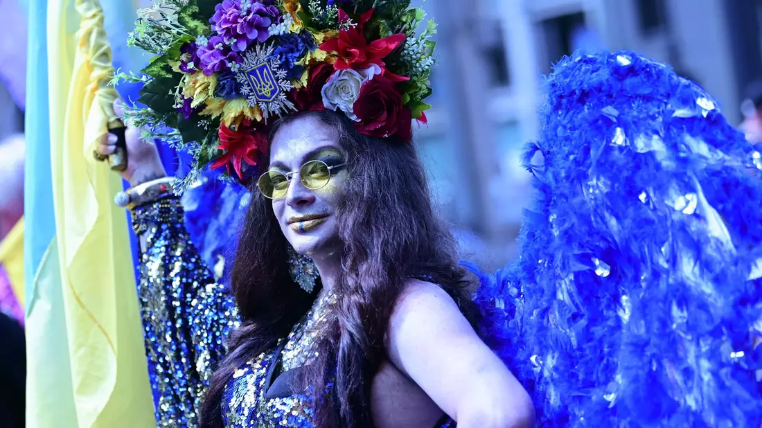Eine CSD-Teilnehmerin gekleidet in den ukrainischen Nationalfarben - Bild: Fabian Sommer/dpa