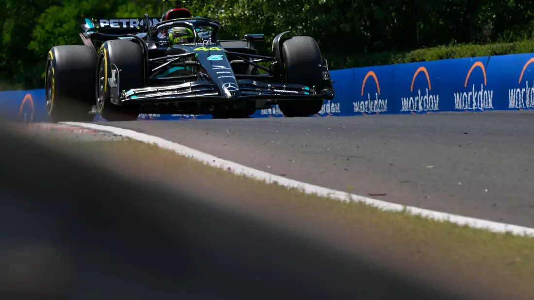 Schnellster im letzten Training in Budapest: Lewis Hamilton. - Bild: Denes Erdos/AP/dpa