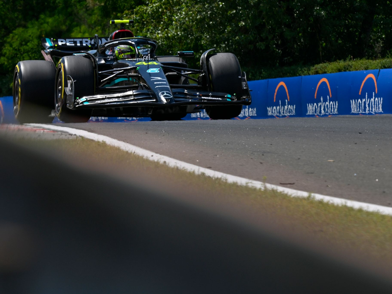 Hat sich in Budapest die Pole Position gesichert: Mercedes-Pilot Lewis Hamilton. - Foto: Denes Erdos/AP/dpa