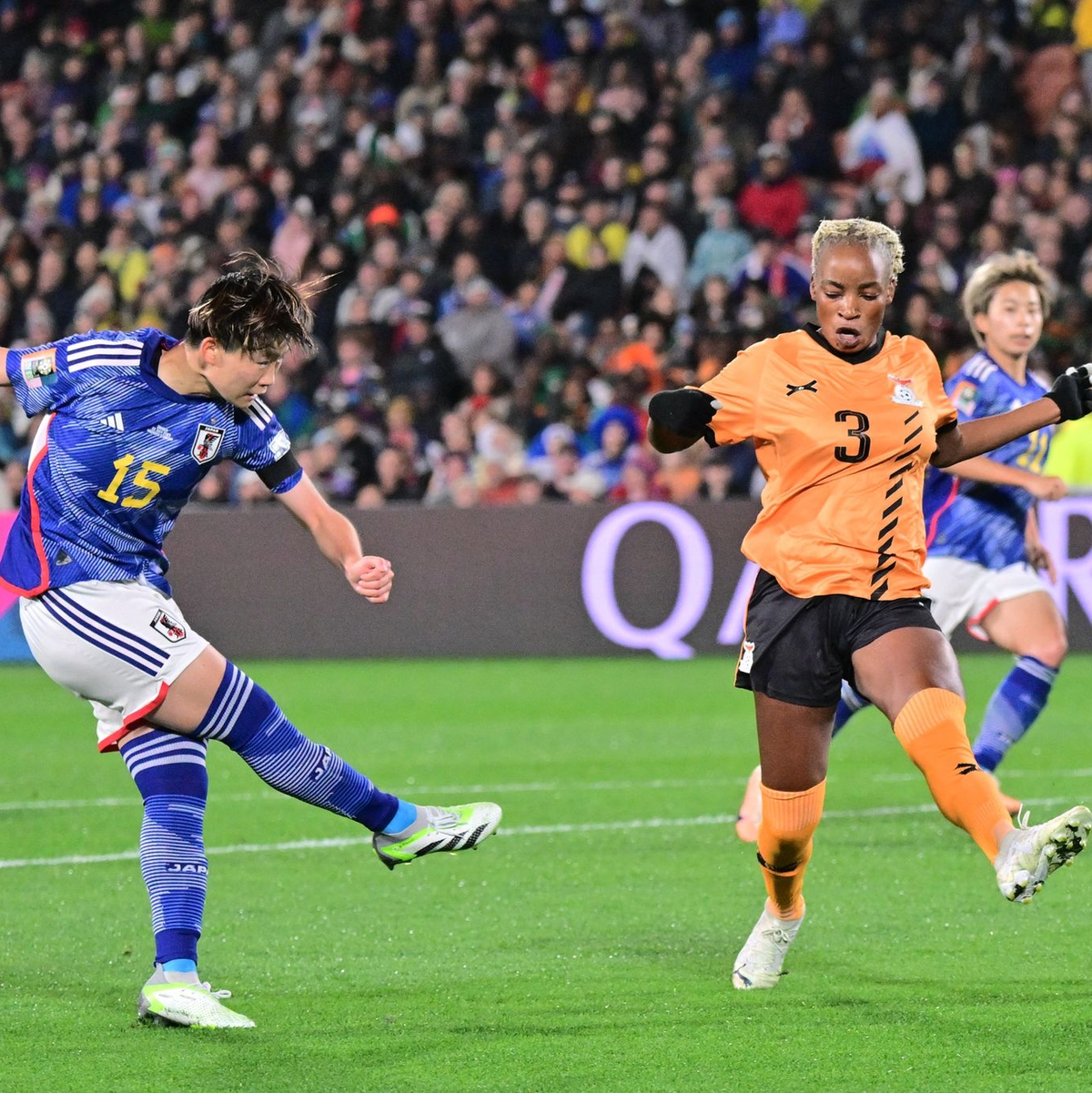 Fujino Aoba (l) brachte Japan gegen Sambia in Führung. - Foto: Zhu Wei/XinHua/dpa