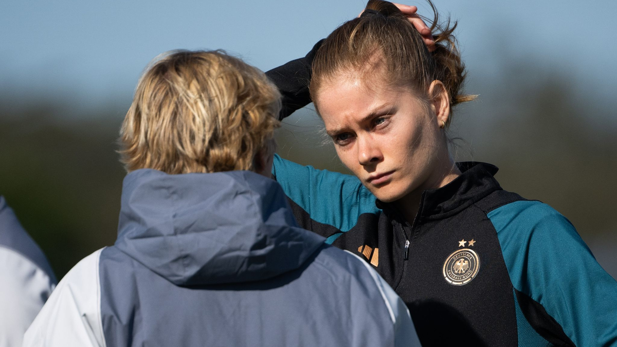 Der Einsatz von Sjoeke Nüsken (r) beim deutschen WM-Auftakt ist ungewiss. - Foto: Sebastian Gollnow/dpa