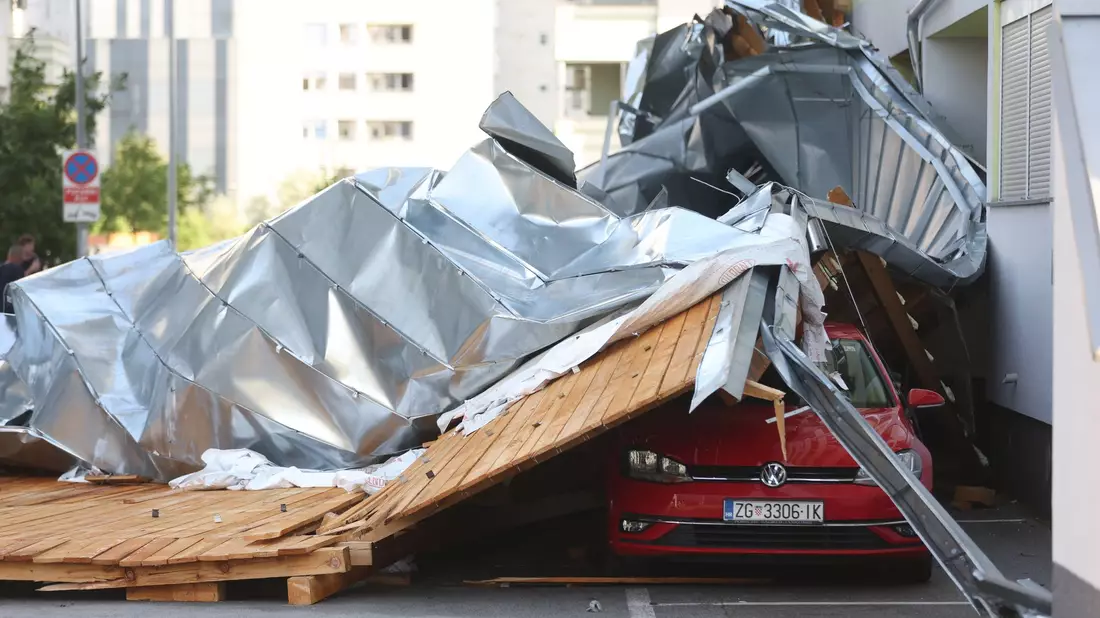 Die Sturmböen waren so stark, dass Teile eines Dachs in Zagreb auf Autos landeten. - Bild: Matija Habljak/PIXSELL/XinHua/dpa