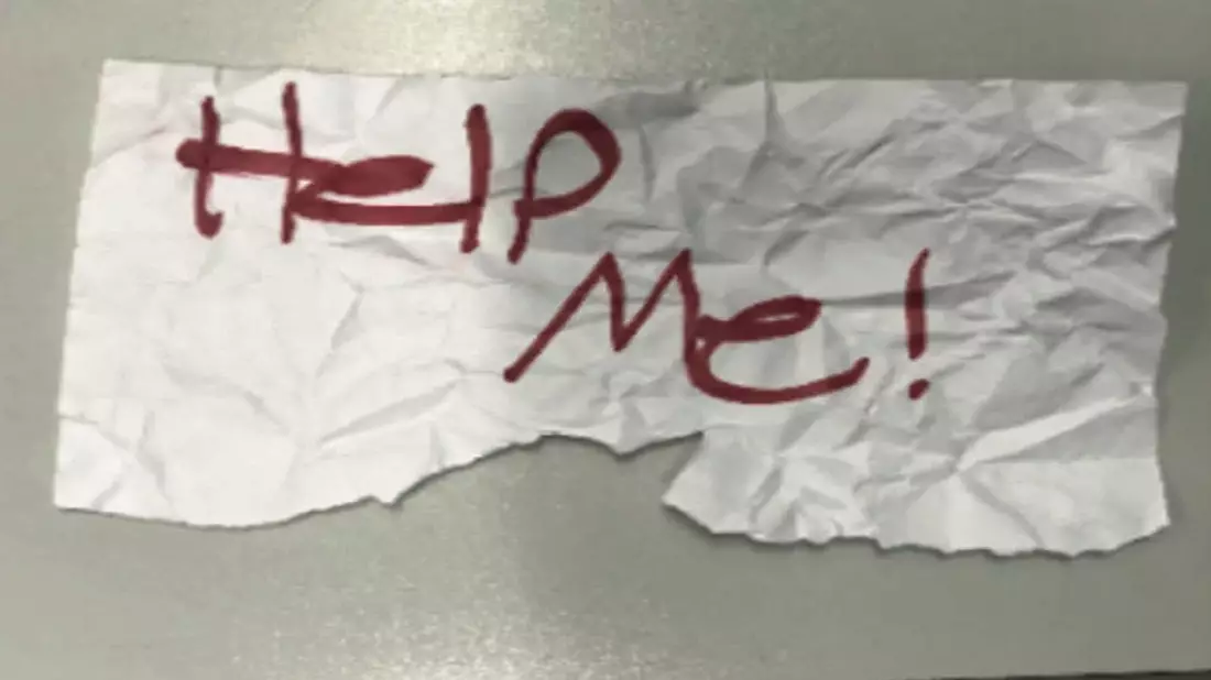 «Hilf mir»: Diese stück Papier hielt das Mädchen aus dem Auto hoch. - Bild: U.S. Department of Justice/AP/dpa