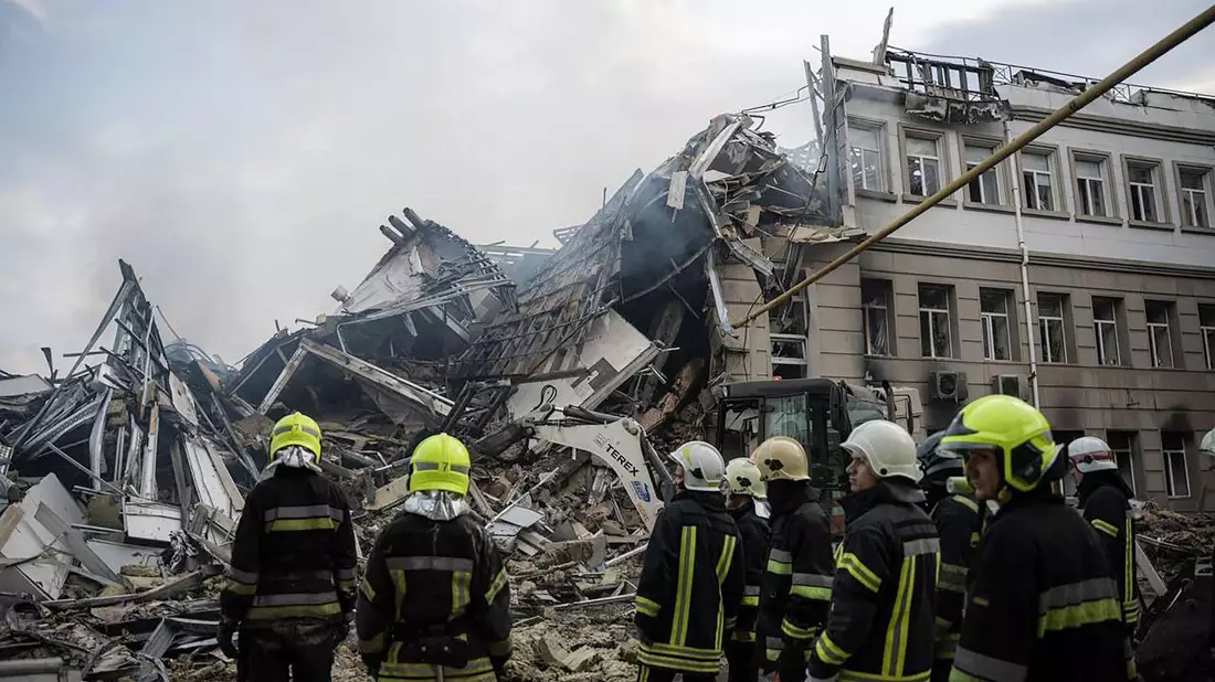 Rettungskräfte arbeiten an zerstörten Gebäuden nach einem Angriff auf Odessa. - Bild: Pavlo Petrov/Ukrainian Emergency Service/AP/dpa