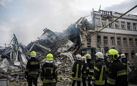Rettungskräfte arbeiten an zerstörten Gebäuden nach einem Angriff auf Odessa. - Foto: Pavlo Petrov/Ukrainian Emergency Service/AP/dpa