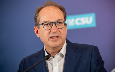CSU-Landesgruppenchef Alexander Dobrindt ist mit der Leistung der Ampel-Koalition nicht wirklich zufrieden. - Foto: Michael Kappeler/dpa