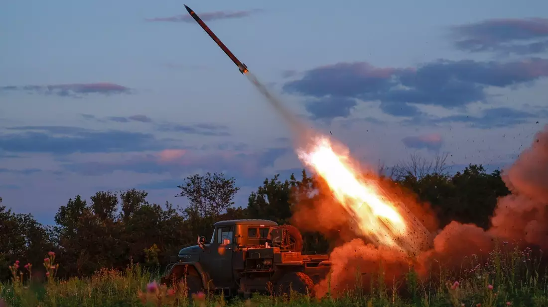 Ein Mehrfachraketenwerfer der ukrainischen Armee feuert Raketen auf russische Stellungen im Gebiet Oblast Donezk. - Bild: Roman Chop/Roman Chop/AP