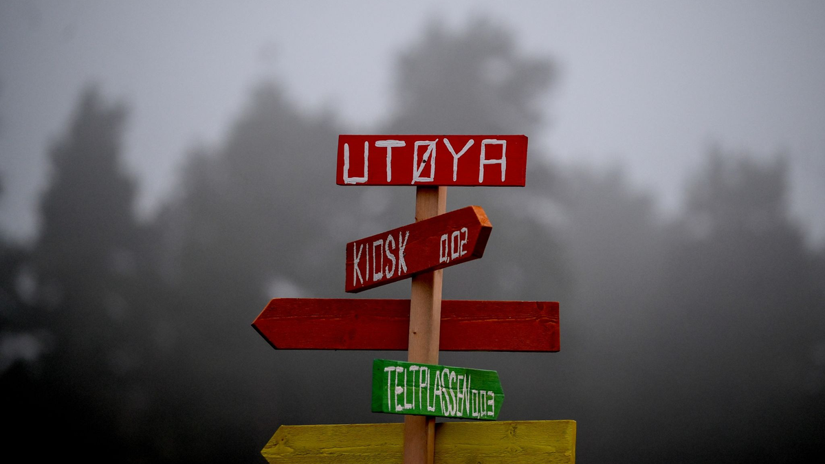 Ein Wegweiser auf der Insel Utøya. Am 22. Juli 2011 ermordete ein Rechtsextremist hier 69 Menschen. - Foto: Britta Pedersen/dpa-Zentralbild/dpa