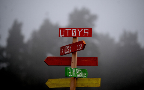 Ein Wegweiser auf der Insel Utøya. Am 22. Juli 2011 ermordete ein Rechtsextremist hier 69 Menschen. - Foto: Britta Pedersen/dpa-Zentralbild/dpa