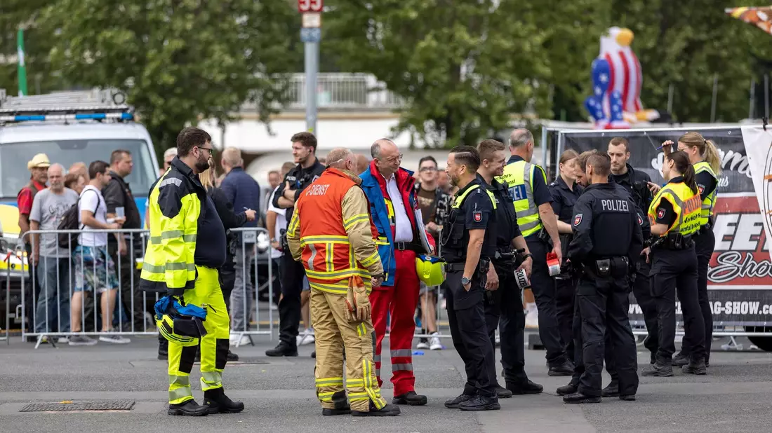 Einsatzkräfte an der Unfallstelle auf dem Schützenplatz. - Bild: Moritz Frankenberg/dpa