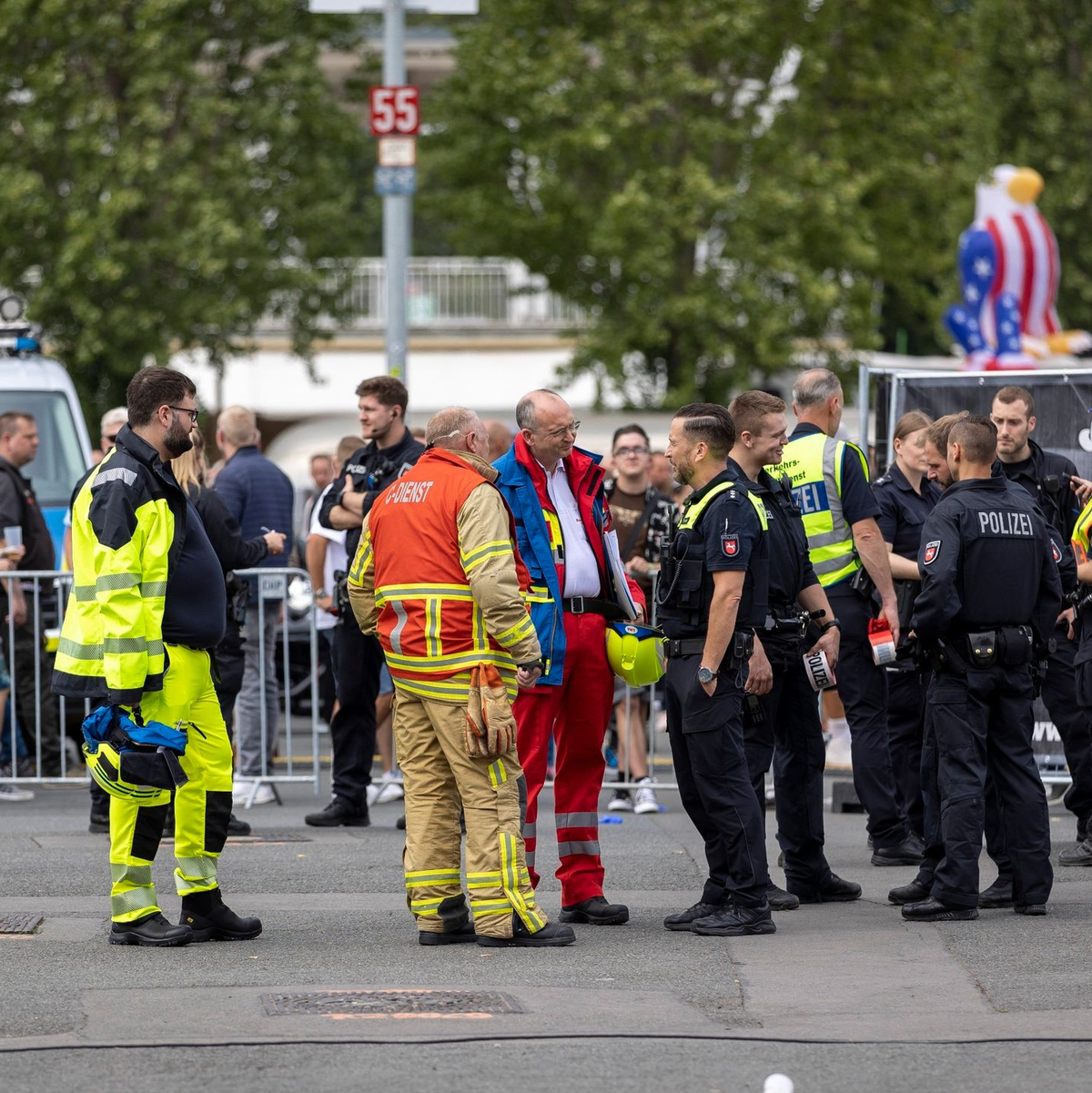 Einsatzkräfte an der Unfallstelle auf dem Schützenplatz. - Foto: Moritz Frankenberg/dpa