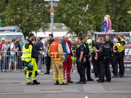 Einsatzkräfte an der Unfallstelle auf dem Schützenplatz. - Foto: Moritz Frankenberg/dpa
