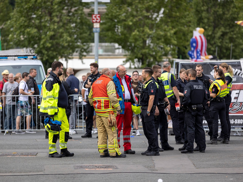 Einsatzkräfte an der Unfallstelle auf dem Schützenplatz. - Foto: Moritz Frankenberg/dpa