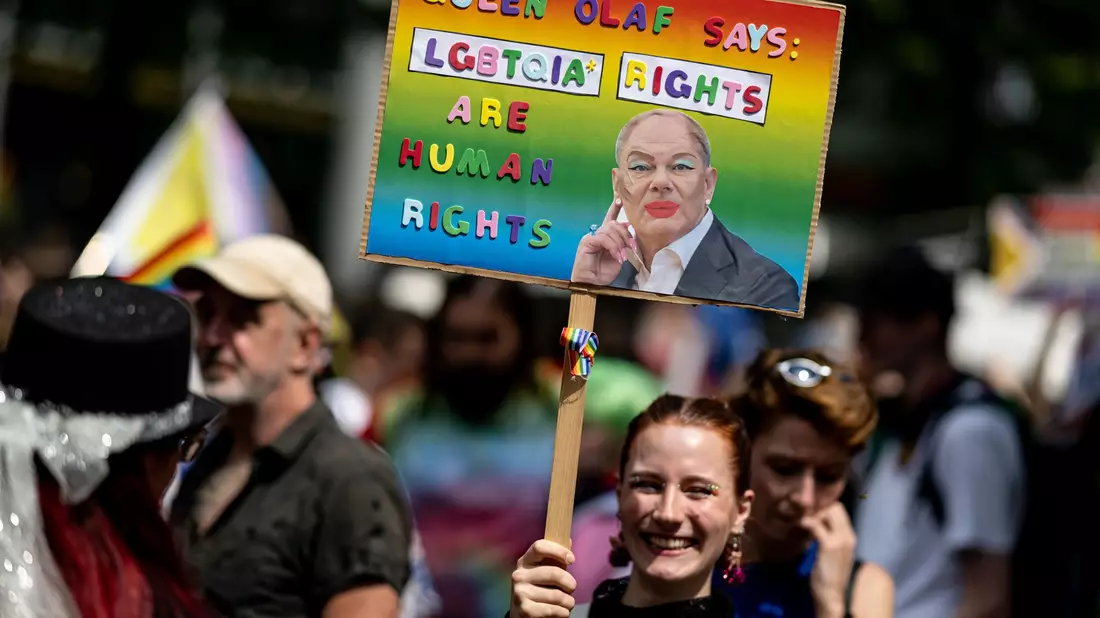 «Queen Olaf says LGBTQIA* rights are human rights»: Auch in diesem Jahr sind eine Vielzahl kreativer Schilder und Transparente zu sehen. - Bild: Fabian Sommer/dpa