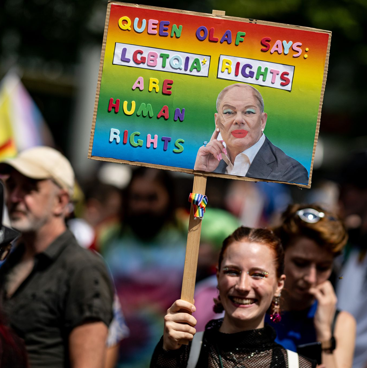 «Queen Olaf says LGBTQIA* rights are human rights»: Auch in diesem Jahr sind eine Vielzahl kreativer Schilder und Transparente zu sehen. - Foto: Fabian Sommer/dpa