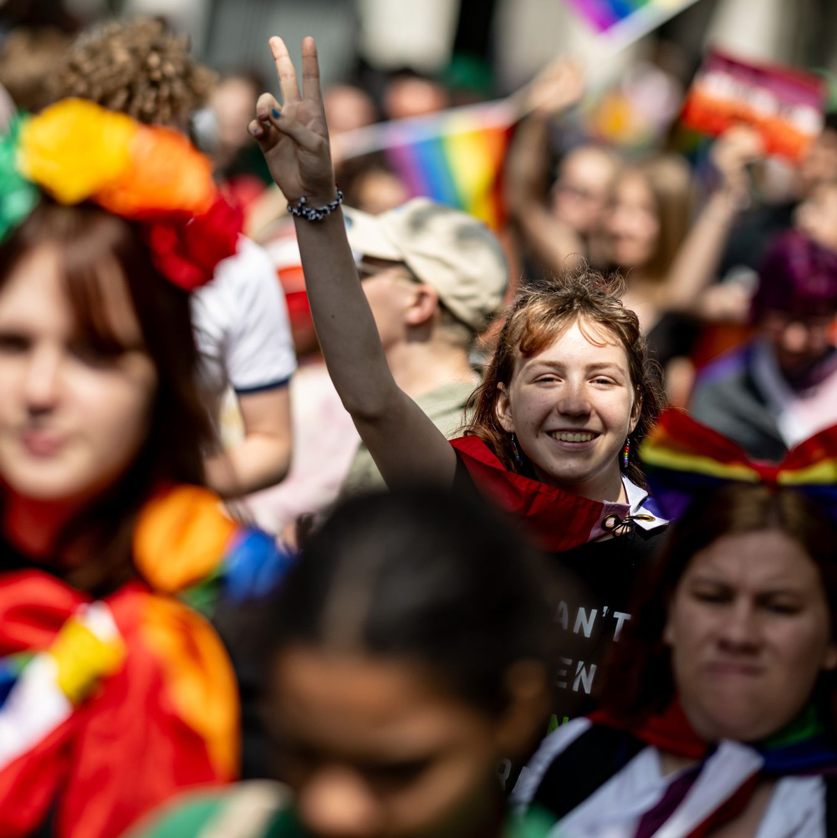 Umringt von feiernden Menschen: Eine Teilnehmerin mit dem Peace-Zeichen. - Foto: Fabian Sommer/dpa